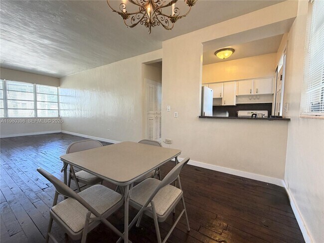 Building Photo - 4710 Pine Tree Dr