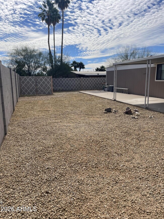 Building Photo - 415 E Villa Theresa Dr