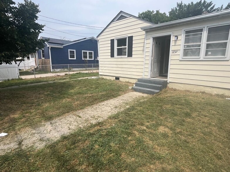 Building Photo - 1237 N Michigan Ave