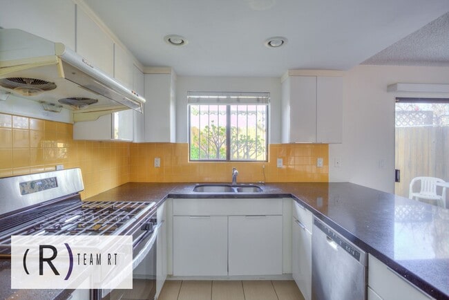 Building Photo - Gorgeous townhouse in a quiet 6-unit gated complex