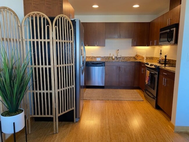Building Photo - Luxury Fully Furnished Condo Downtown Salem Is Available