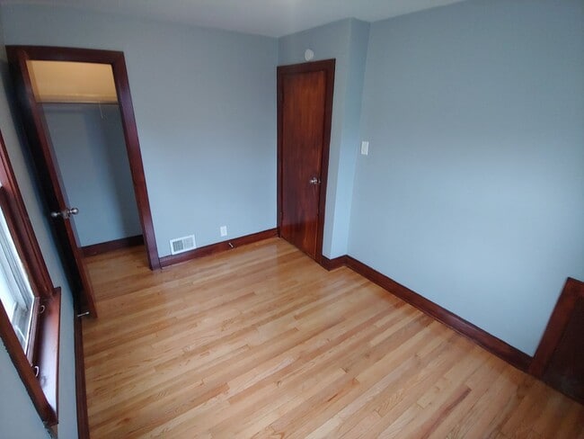 Building Photo - 3 Bedroom House Available NOW in Burnham I...
