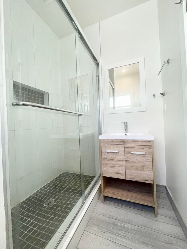 Building Photo - ***1 Bed 1 Bath apartment in the most desi...