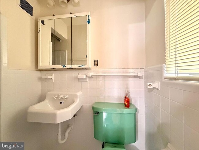 Building Photo - 2121 Patrick Henry Dr