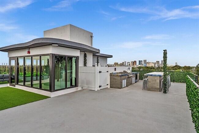 Building Photo - 2100 Miami Rd