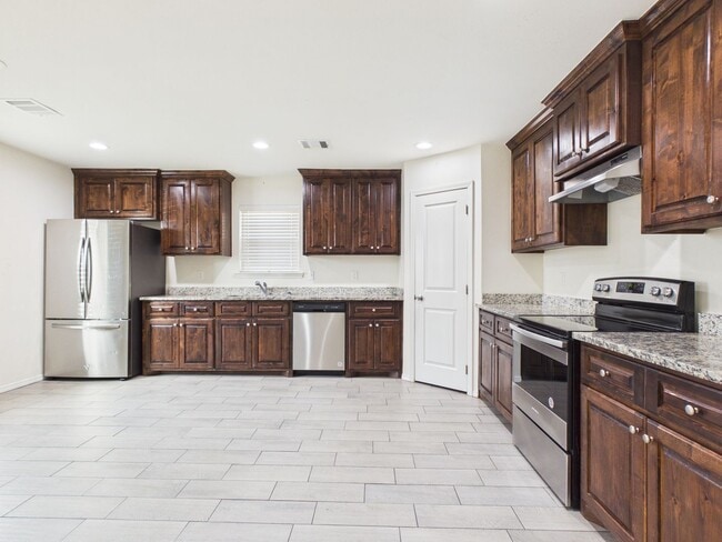 Building Photo - 621 S Hill St