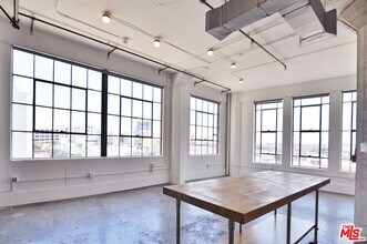 Building Photo - 315 E 8th St