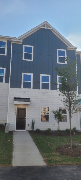 Building Photo - 1464 Hasse Ave