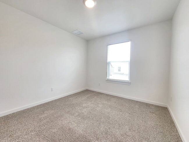Building Photo - Spacious 4/BR 2.5/BA Retreat with Fenced Y...