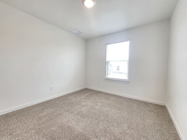 Building Photo - Spacious 4/BR 2.5/BA Retreat with Fenced Yard and Smart Features