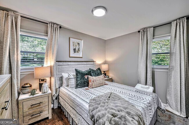 Building Photo - 2858 Rosehill St