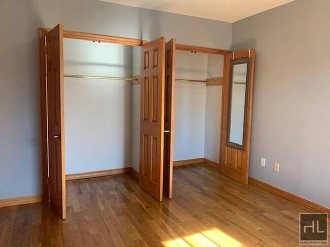 Building Photo - Spacious 3-Bedroom Apartment – Hardwood Fl...
