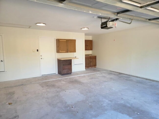 Building Photo - 10403 Pinehurst Dr