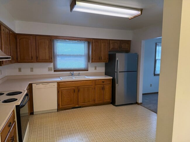 Building Photo - 315 Carriage Dr