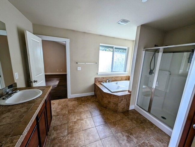 Building Photo - Stylish & Convenient Living - Bremerton 4 ...