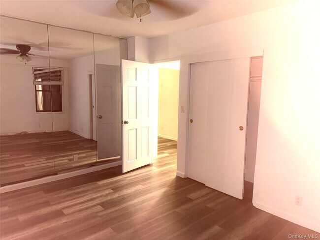 Building Photo - 181 Pearsall Dr
