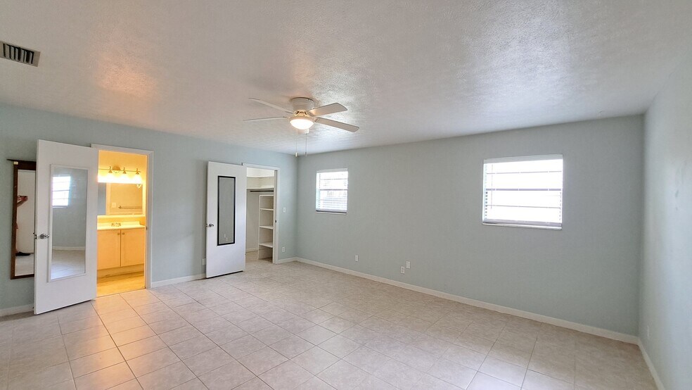 Building Photo - 3909 Ocean View Dr