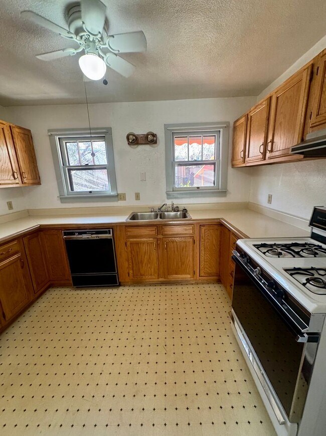 Building Photo - Cave Ave