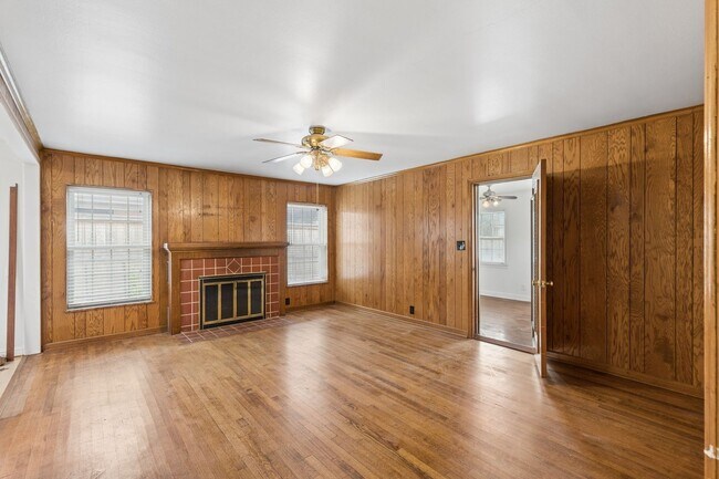 Building Photo - 1108 Larchmont Ln