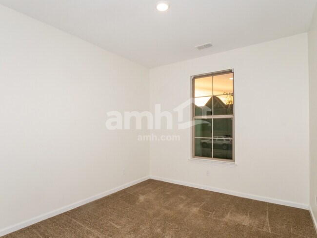 Building Photo - 45 Donna Lyn Dr