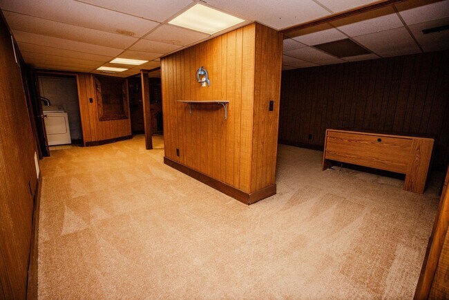 Building Photo - Beautiful Condo for Rent - Appliances included, washer and dryer hook ups, one and half bath, ver...