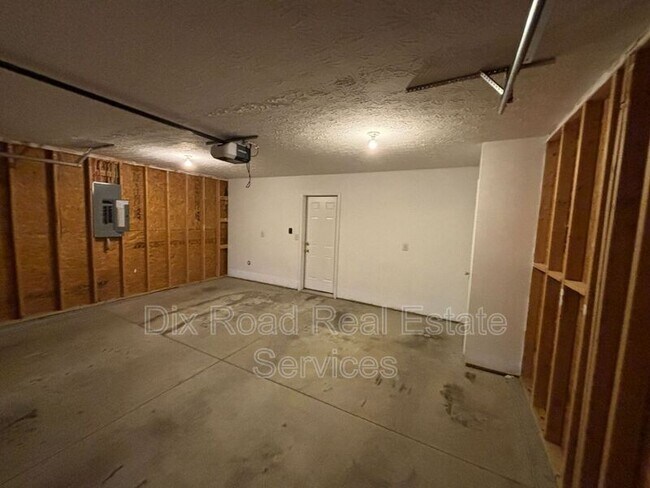 Building Photo - 2497 Deercove Ct.