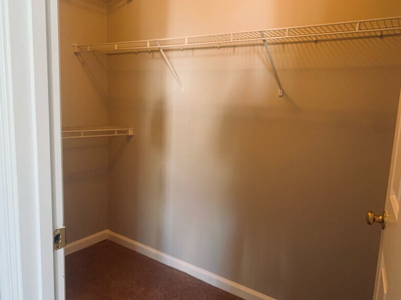 Walk-in Closet - 6520 Landing Way