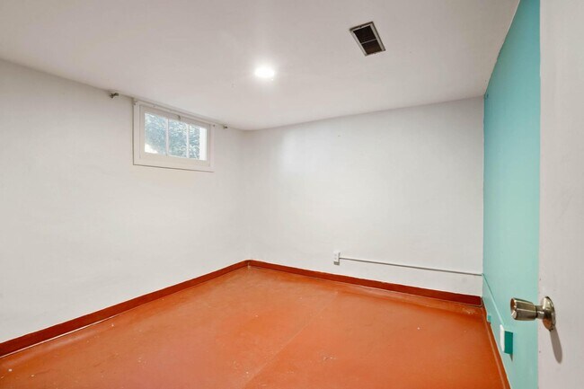 Building Photo - Amazing vintage 2-bdrm/2-bath Cully home—Giant garden, detached art studio, great location