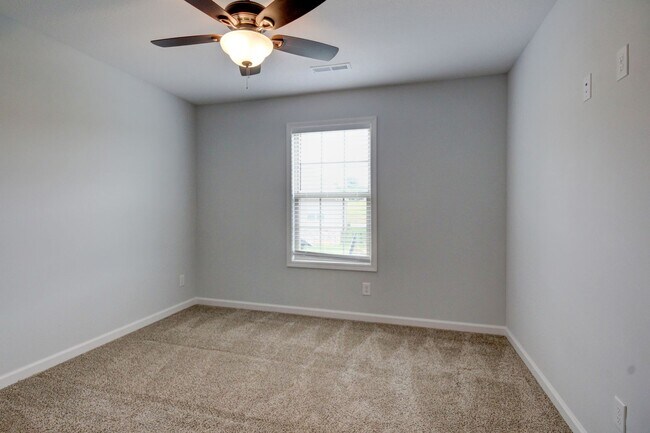Building Photo - mega Huge wow. 4 bed 3 bath.