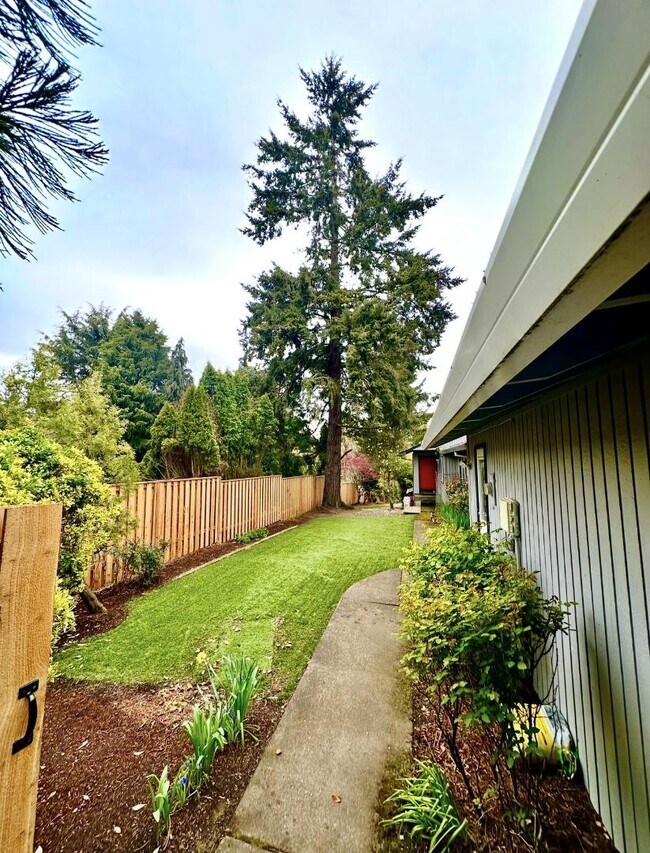 Building Photo - 14815 SW 141st Ave