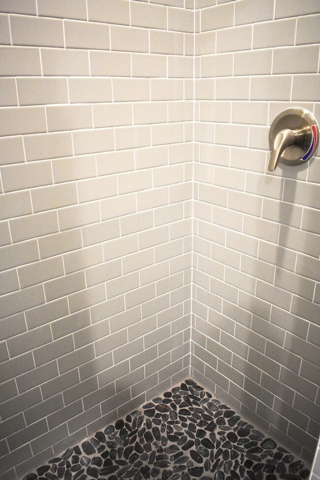 Building Photo - Luxurious 4 Bedroom 2.5 Bathroom in the Heart of Fayetteville, Arkansas!!