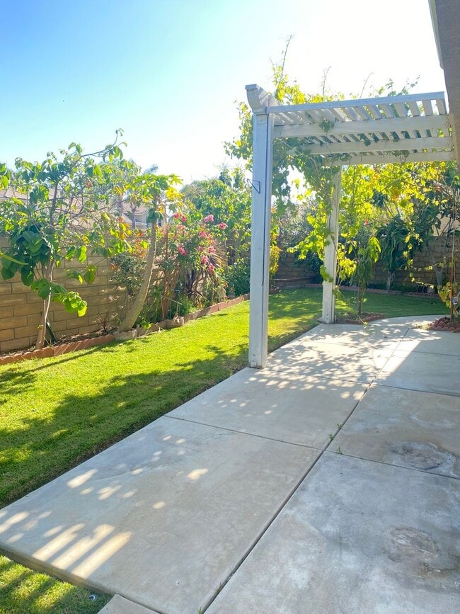 Building Photo - 2 Story 4 bed, 2 1/2 bath home in Simi Valley!