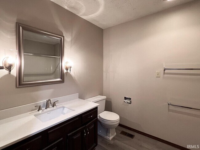 Building Photo - 1633 Greenfield Ct