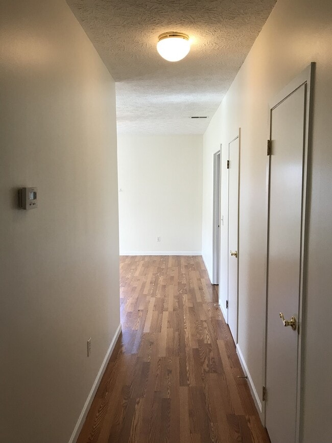 Building Photo - 3 bedroom close to Interstate in Kodak! On...