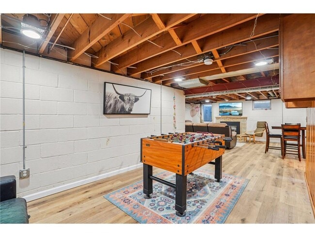 Building Photo - 901 W 61st St
