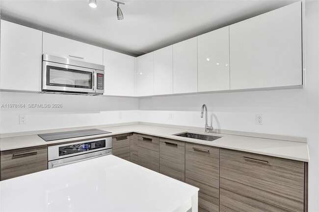 Building Photo - 1300 Brickell Bay Dr