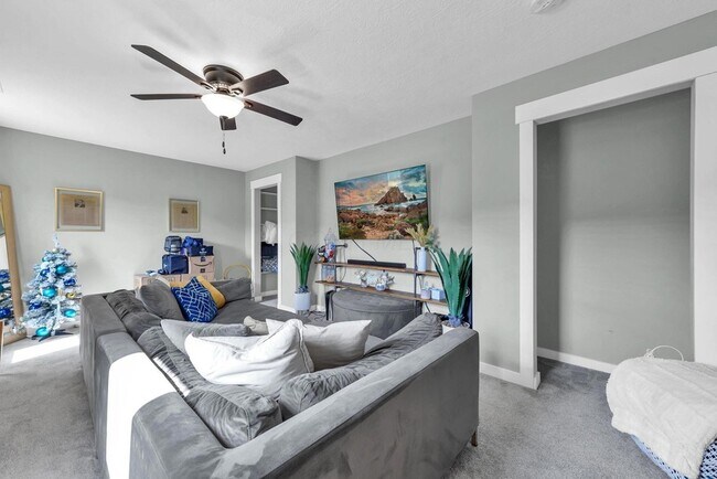 Building Photo - 1945 Woodcrest Rd