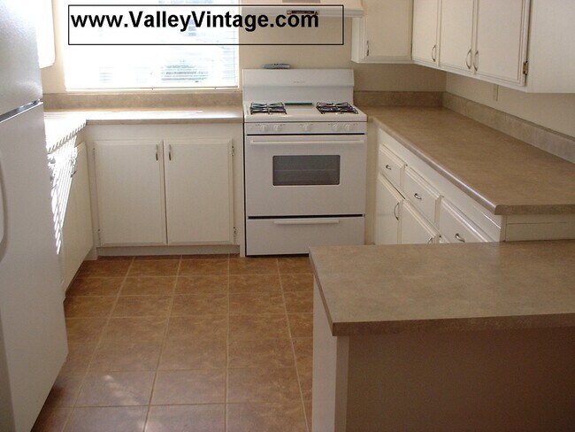 Building Photo - 11508 Moorpark St