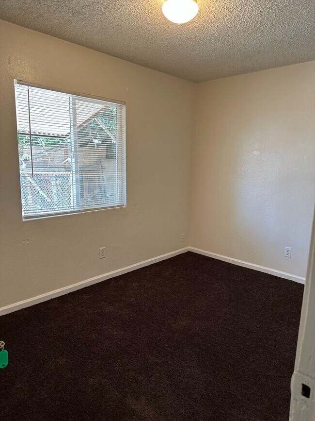 Building Photo - Perfect starter home in North Bakersfield!