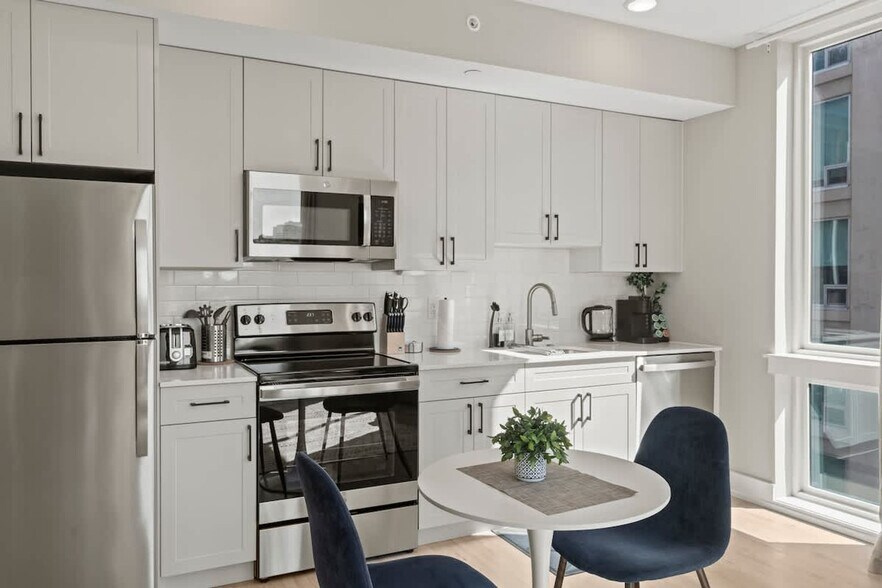 Building Photo - 901 Canal St