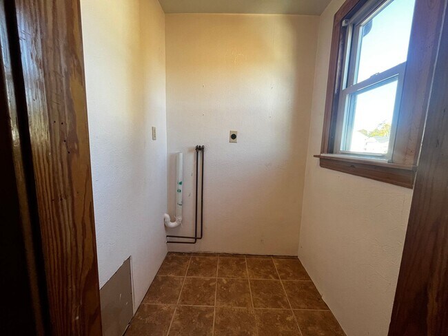 Building Photo - Inviting 2-Bedroom 2nd Floor Apartment in ...
