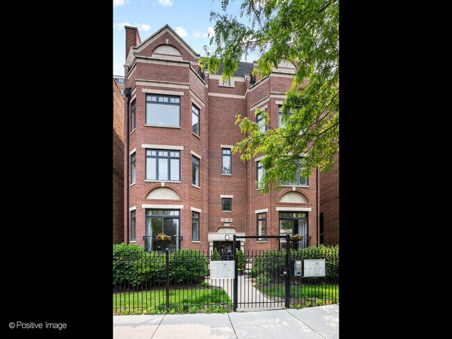 Primary Photo - 6161 N Kenmore Ave