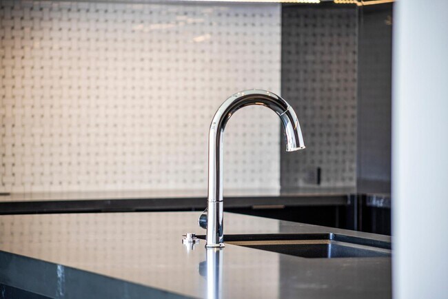 Building Photo - 6587 N Palmeraie Blvd