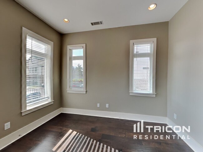 Building Photo - 1200 Hillwood Private Cove