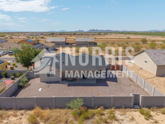 Building Photo - Beautiful Upgraded Home with Furnishings i...