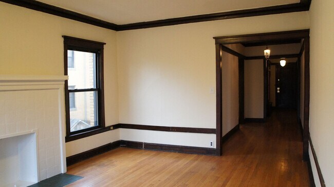 Building Photo - 2516 N Sawyer Ave