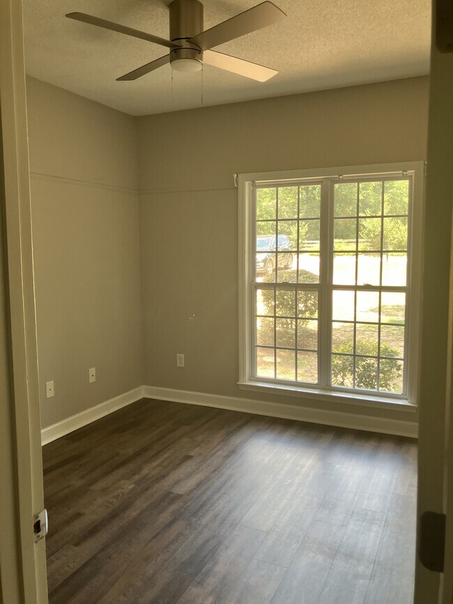 Building Photo - 318 Riverchase Dr