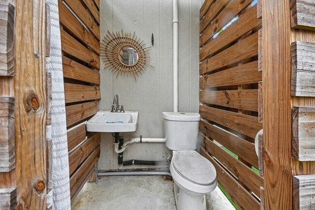 Building Photo - 522 Crestwood Dr