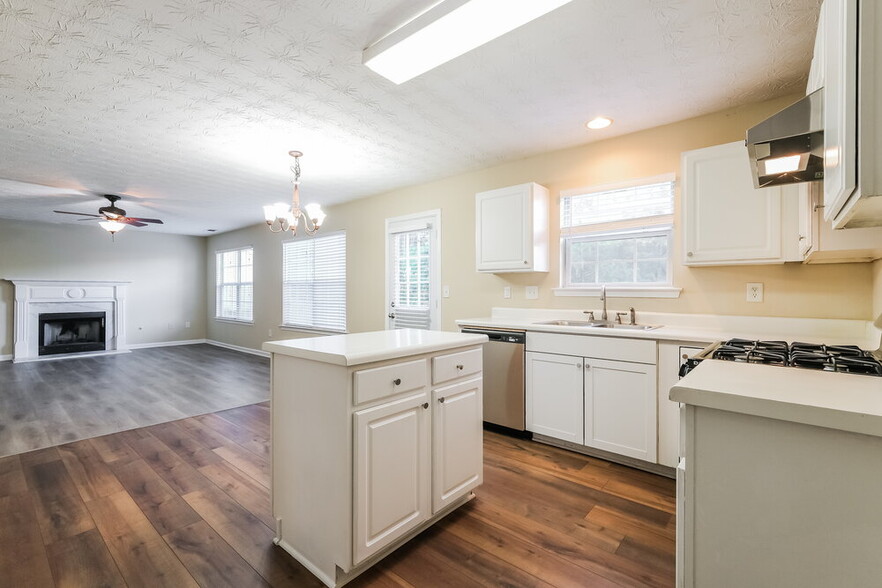Building Photo - 4065 Crescent Walk Ln NE