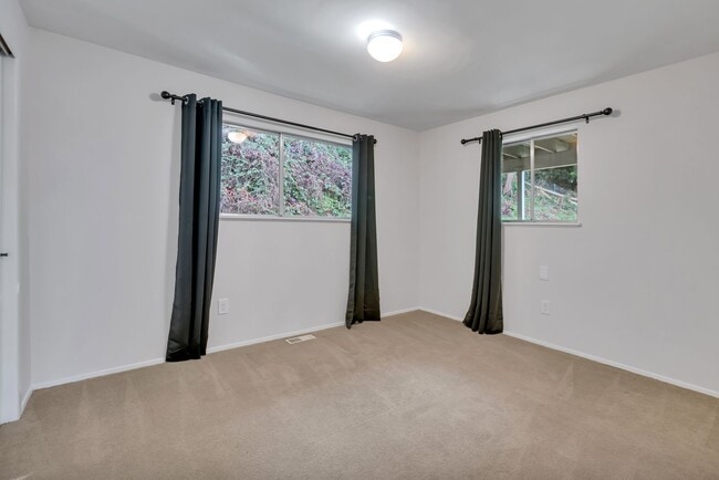 Building Photo - Stunning Sound & Olympic Mountain View Home in North Admiral